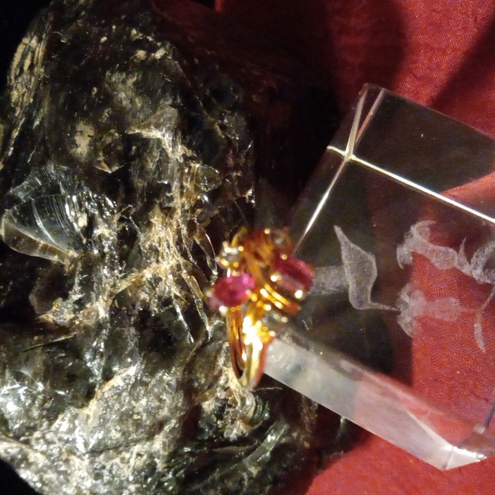 Gorgeous Avon ring with red and clear crystals. 7.5-8 ring sizer